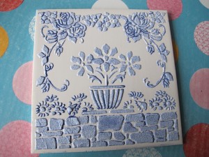 Here's a tile we made with our 'multi purpose texture paste' using the very lovely Ali Reeve's masks from Clevercuts....As Seen on TV!!!